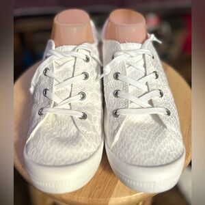 NWOT White Serpent Patterned Canvas Sneakers VIBRANT!​​